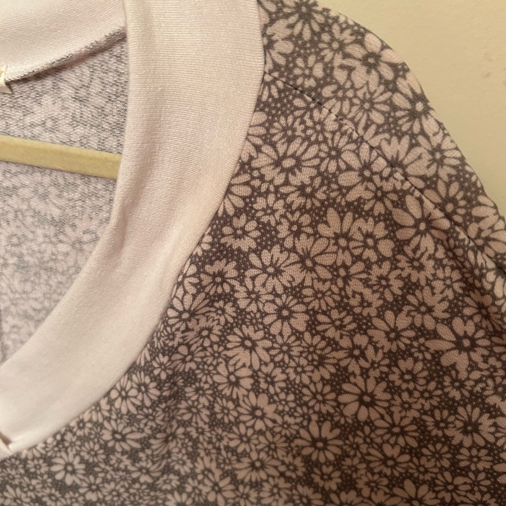 NWOT light knit top, v neck needs cami under, sz 2x, runs loose. - Picture 4 of 9